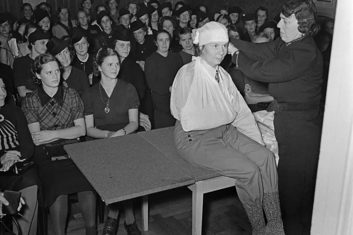 Ensiapukoulutus Helsingin Royal-ravintolan salissa lokakuussa 1939